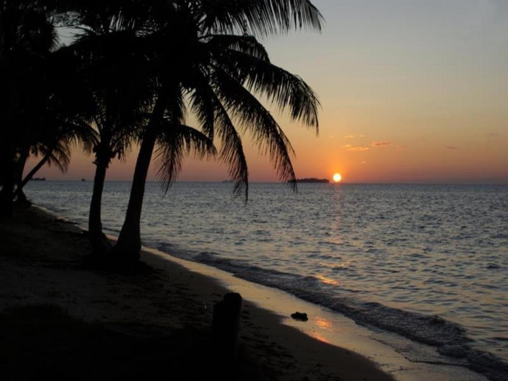 Holiday Saipan Hotel Экстерьер фото